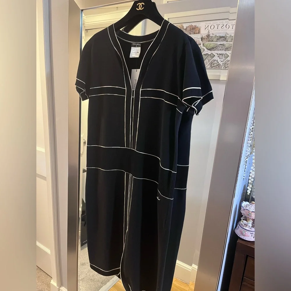 Chanel Knee Length Black Shift Dress. Size 10 - Picture 5 of 9